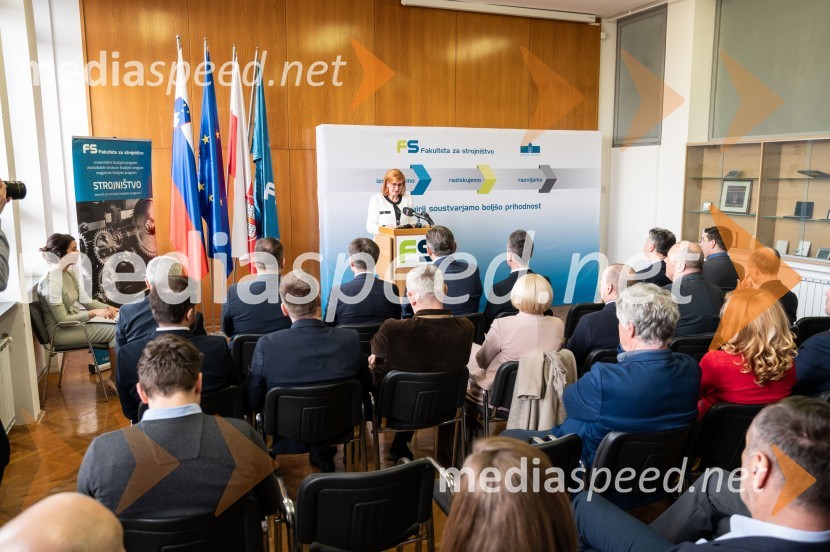  Vesna Nahtigal, generalna direktorica GZSSlovesna otvoritev prenovljenega laboratorija Pomurski laboratorij