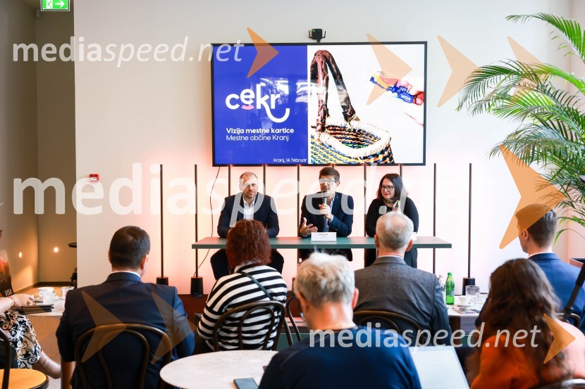  Blaž Brodnjak, predsednik uprave NLB, Manager leta 2022;  Matjaž Rakovec, župan Mestne občine Kranj;  Alenka Mejač Krassnig, direktorica Vise za SlovenijoPredstavitev mestne kartice CeKR, Mestna občina Kranj