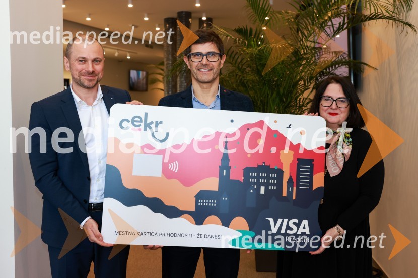  Blaž Brodnjak, predsednik uprave NLB, Manager leta 2022;  Matjaž Rakovec, župan Mestne občine Kranj;  Alenka Mejač Krassnig, direktorica Vise za SlovenijoPredstavitev mestne kartice CeKR, Mestna občina Kranj