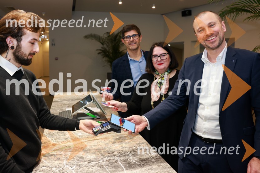  Matjaž Rakovec, župan Mestne občine Kranj;  Alenka Mejač Krassnig, direktorica Vise za Slovenijo;  Blaž Brodnjak, predsednik uprave NLB, Manager leta 2022Predstavitev mestne kartice CeKR, Mestna občina Kranj