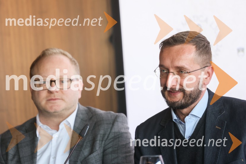 mag. Aleš Drenik, vodja programa resne glasbe, opere in balet, Cankarjev dom;  Sebastjan Vrhovnik, zborovodjaPredstavitev vrhuncev spomladanskega dela sezone 2023/24 Cankarjevega doma, novinarska konferenca