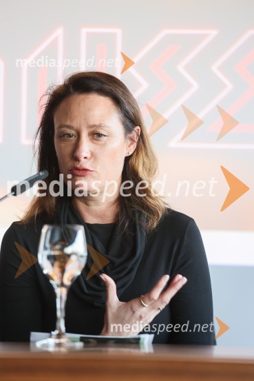  Tina Lešničar, novinarkaPredstavitev vrhuncev spomladanskega dela sezone 2023/24 Cankarjevega doma, novinarska konferenca