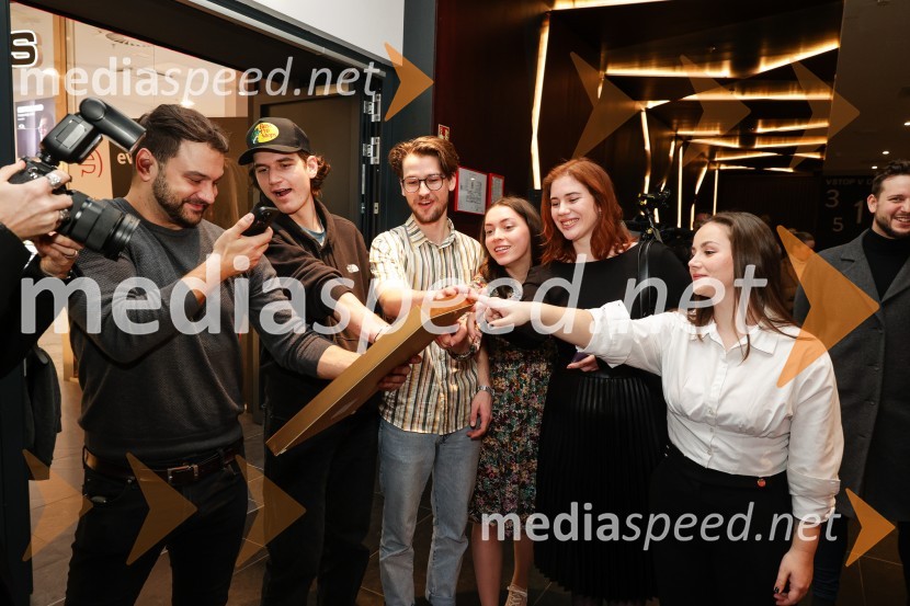  Amadej Hercog, fotograf;  Nik Gradišnik;  ... ;  Katarina Lodrant;  Marta Šporin, oblikovalka maske;  ... Podelitev Zlate role filmu Gepack