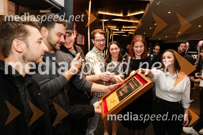  Matic Gabriel, fotograf;  Amadej Hercog, fotograf;  Nik Gradišnik;  ... ;  Katarina Lodrant;  Marta Šporin, oblikovalka maske;  ... Podelitev Zlate role filmu Gepack