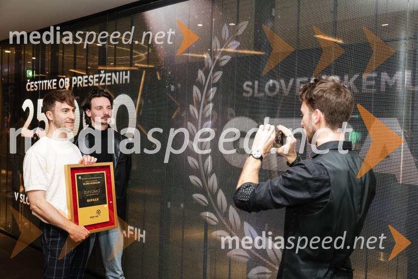  Žiga Kukovič, režiser;  Robert Kladnik, igralec;  ... Podelitev Zlate role filmu Gepack