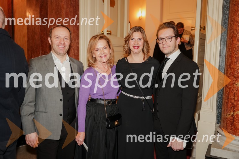  Klemen Valter, poslovni vodja programa, SNG Opera in Balet Ljubljana; dr. Sonja Ukmar, specialistka družinske medicine;  Barbara Čepirlo Čičigoj, odnosi z javnostjo Opera in Balet Ljubljana;  Ayrton Desimpelaere, belgijski dirigentMaría de Buenos Aires, premiera baleta v SNG Opera in balet Ljubljana