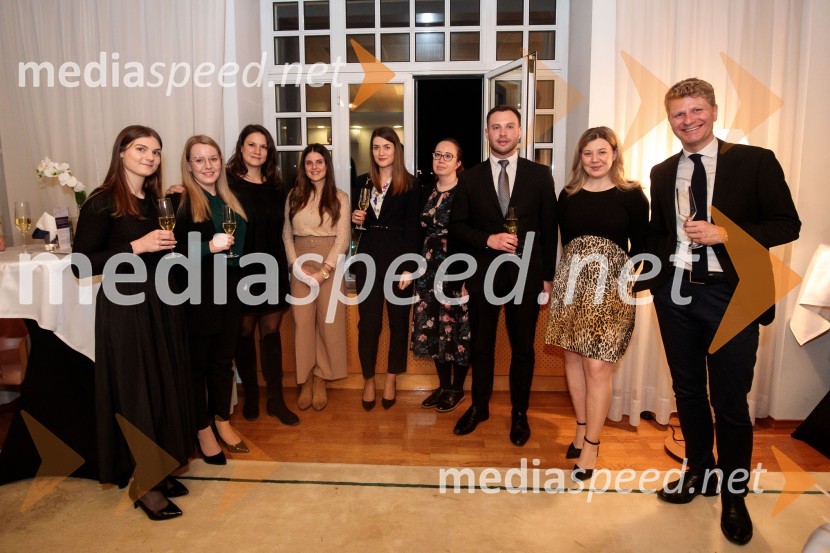  Antonina Nečemer, Odvetniša pisarna Senica & partnerji d.o.o.;  Tjaša Obadič, Odvetniška pisarna Senica & partnerji, d.o.o.;  Manca Stopar, Odvetniška pisarna Senica & partnerji, d.o.o.;  ... ;  Tanja Stojanović Pakrac, Odvetniška pisarna Senica & partnerji, d.o.o;  Pia Novak, Odvetniška pisarna Senica & partnerji, d.o.o.;  Luka Ržek, Odvetniška pisarna Senica & partnerji, d.o.o;  Kaja Deutschbauer, Odvetniška pisarna Senica & partnerji, d.o.o;  ... Srečanje Alumni kluba Fundacije Parus