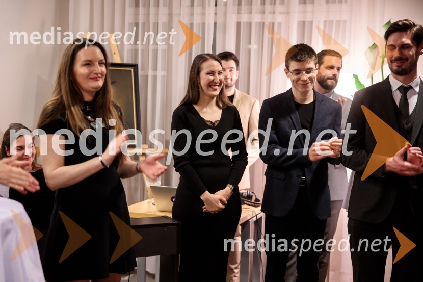  Maruša Senica, Odvetniška pisarna Senica & partnerji, d.o.o;  Sara Mitrović, višja pravna svetovalka, Mercator;  ... Srečanje Alumni kluba Fundacije Parus