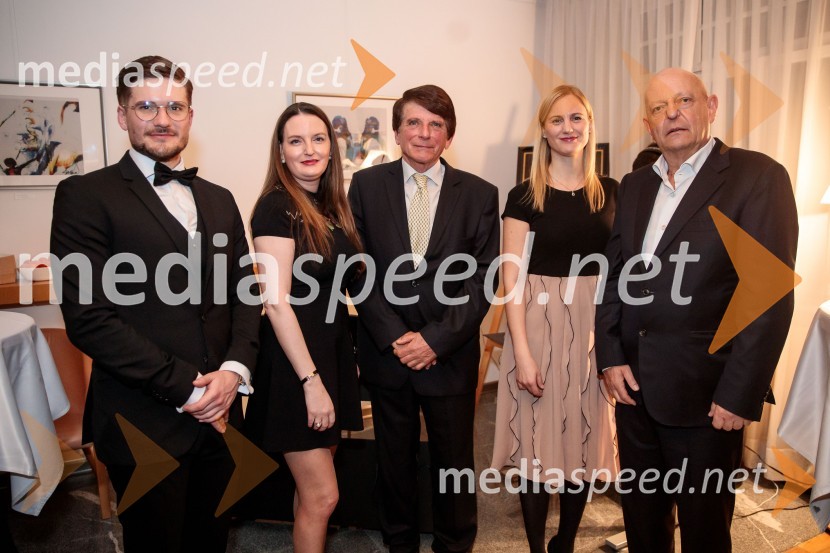  Matija Urankar, Odvetniška pisarna Senica & partnerji, d.o.o;  Maruša Senica, Odvetniška pisarna Senica & partnerji, d.o.o;  ... ;  Katarina Mervič, Odvetniška pisarna Senica & partnerji, d.o.o;  Miro Senica, odvetnikSrečanje Alumni kluba Fundacije Parus