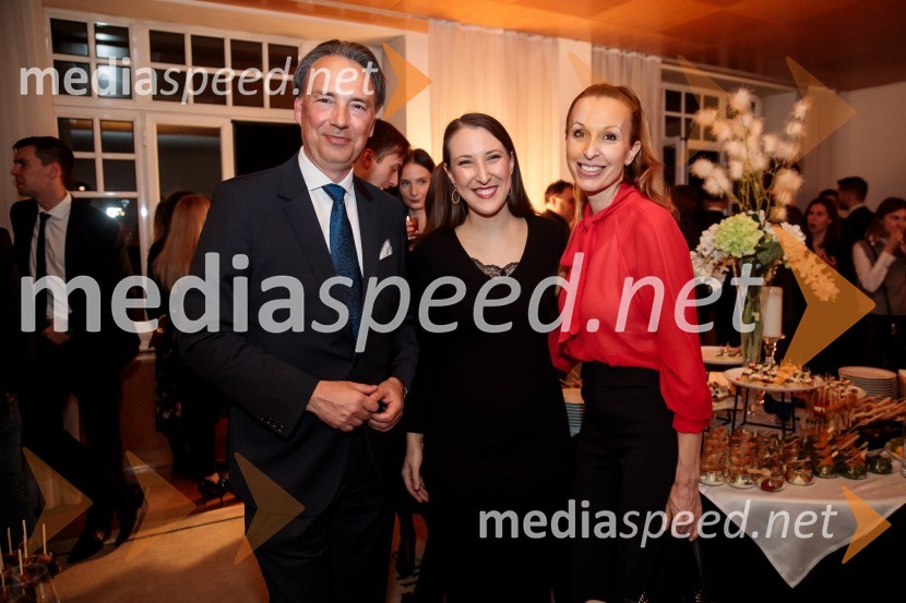  Tomislav Čizmić, predsednik poslovodstva družbe, Telemach Slovenija d.o.o.;  Sara Mitrović, višja pravna svetovalka, Mercator;  Draga  Cukjati, REWE International AGSrečanje Alumni kluba Fundacije Parus