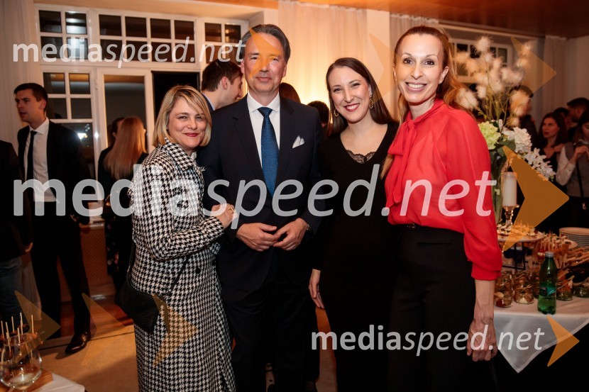  Manca Majeršič Sevšek, dramaturginja;  Tomislav Čizmić, predsednik poslovodstva družbe, Telemach Slovenija d.o.o.;  Sara Mitrović, višja pravna svetovalka, Mercator;  Draga  Cukjati, REWE International AGSrečanje Alumni kluba Fundacije Parus