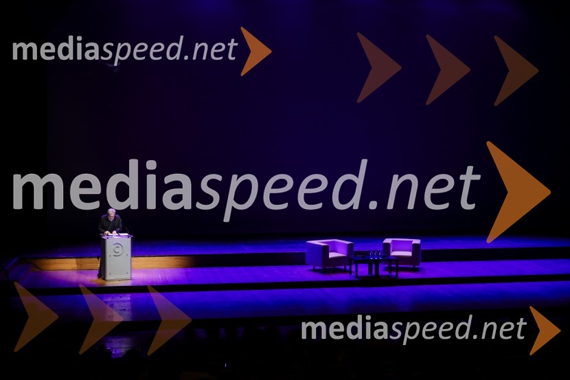 dr. Slavoj Žižek, filozofSivo na sivem: predavanje dr. Slavoja Žižka in dr. Jureta Simonitija, Cankarjev dom