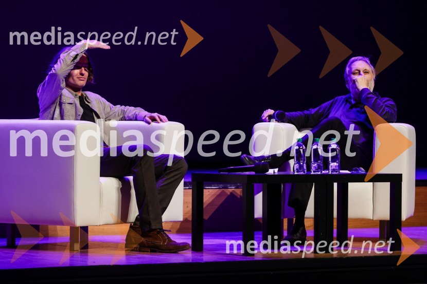 dr. Jure Simoniti, filozof; dr. Slavoj Žižek, filozofSivo na sivem: predavanje dr. Slavoja Žižka in dr. Jureta Simonitija, Cankarjev dom