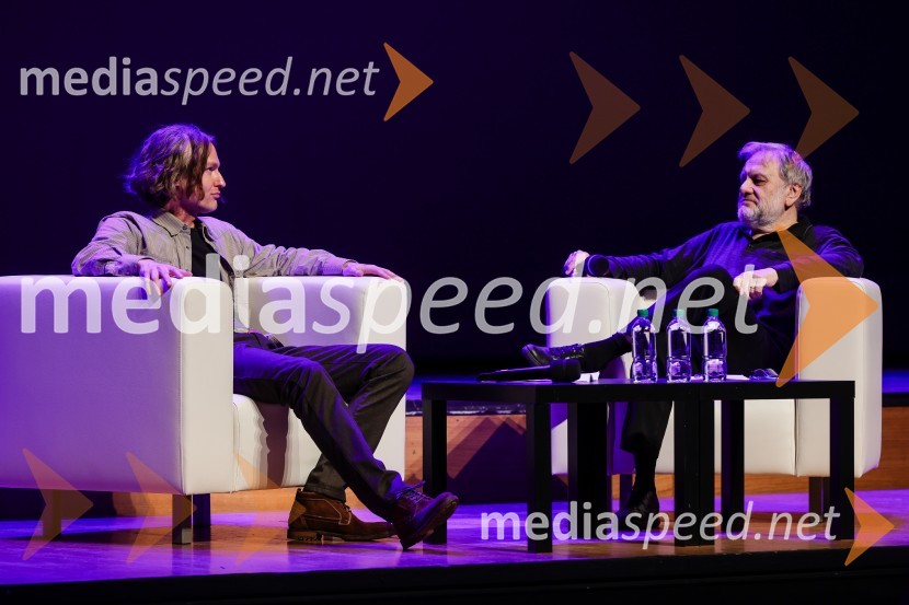 dr. Jure Simoniti, filozof; dr. Slavoj Žižek, filozofSivo na sivem: predavanje dr. Slavoja Žižka in dr. Jureta Simonitija, Cankarjev dom