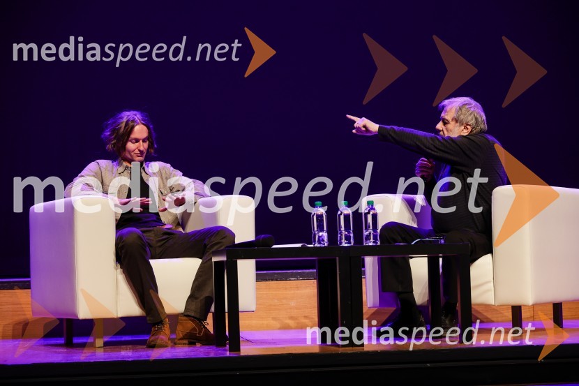 dr. Jure Simoniti, filozof; dr. Slavoj Žižek, filozofSivo na sivem: predavanje dr. Slavoja Žižka in dr. Jureta Simonitija, Cankarjev dom