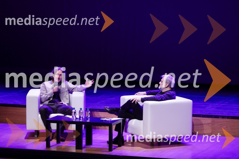 dr. Jure Simoniti, filozof; dr. Slavoj Žižek, filozofSivo na sivem: predavanje dr. Slavoja Žižka in dr. Jureta Simonitija, Cankarjev dom