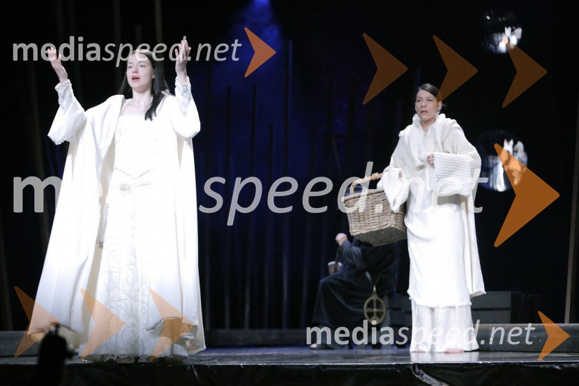 Nina Ivanišin in Minca Lorenci, igralkiPremiera drame Samorog v Slovenskem ljudskem gledališču Celje