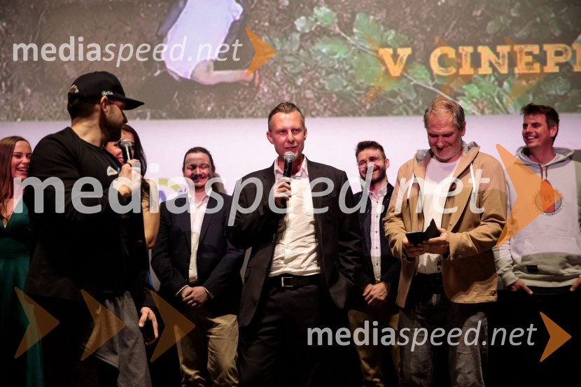  Klemen Bunderla, radijski voditelj, radio Aktual;  Dejan Babosek, režiser;  Borut BerdenPremiera filma Jama v Cineplexx Ljubljana