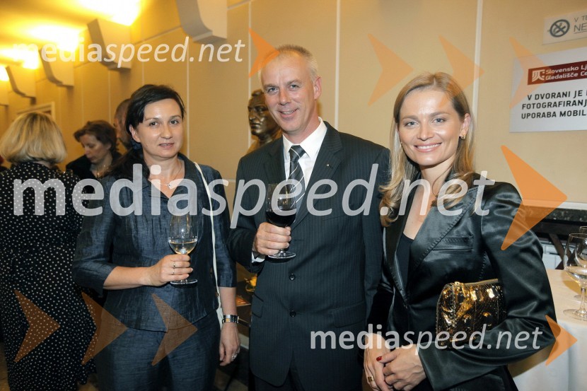 Zdenko Podlesnik, direktor CBH d.o.o. (Celjska borzno posredniška hiša) in soproga Andreja ter Katarina Kresal, ministrica za notranje zadevePremiera drame Samorog v Slovenskem ljudskem gledališču Celje