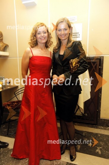 Tina Kosi, upravnica in umetniški vodja SLG Celje in Katarina Kresal, ministrica za notranje zadevePremiera drame Samorog v Slovenskem ljudskem gledališču Celje