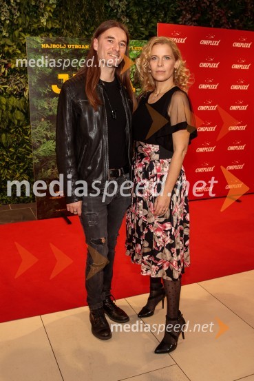  Simon Šubic, glasbenik;  Anika Horvat, pevkaPremiera filma Jama v Cineplexx Ljubljana