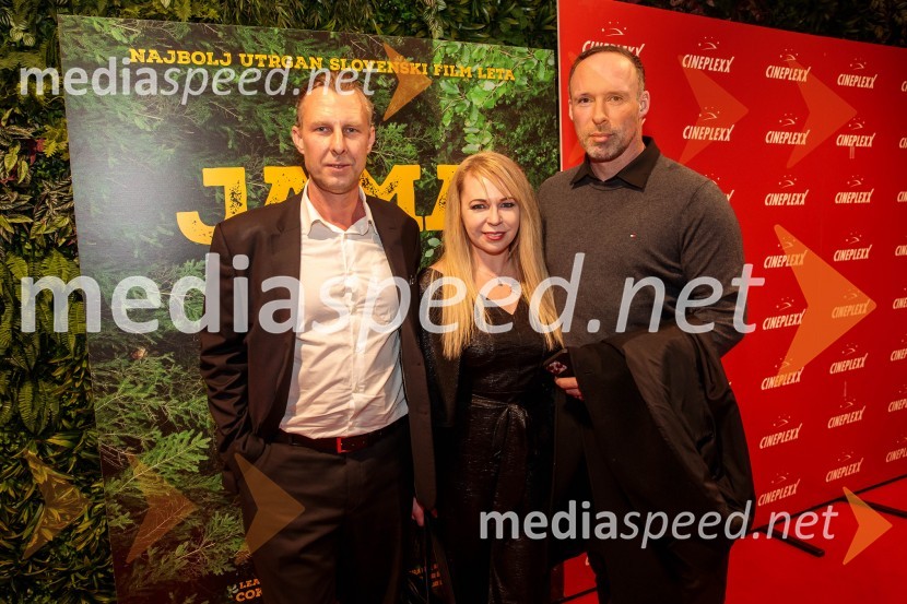  Dejan Babosek, režiser;  Tanja Sobočan, Heaven & Hell Gin;  Robert Sobočan, Heaven & Hell GinPremiera filma Jama v Cineplexx Ljubljana
