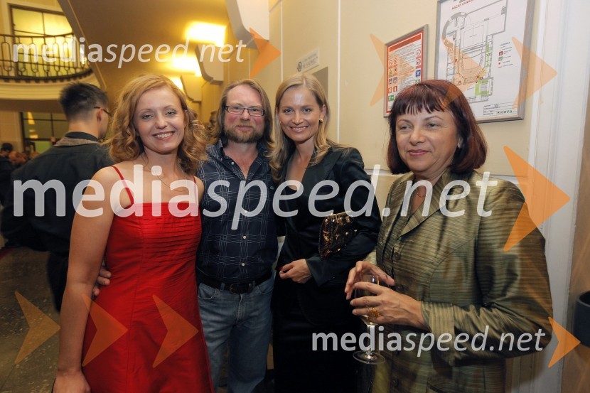 Tina Kosi, upravnica in umetniški vodja SLG Celje, Bojan Umek, igralec, Katarina Kresal, ministrica za notranje zadeve in Andreja Rihter, poslanka v DZPremiera drame Samorog v Slovenskem ljudskem gledališču Celje