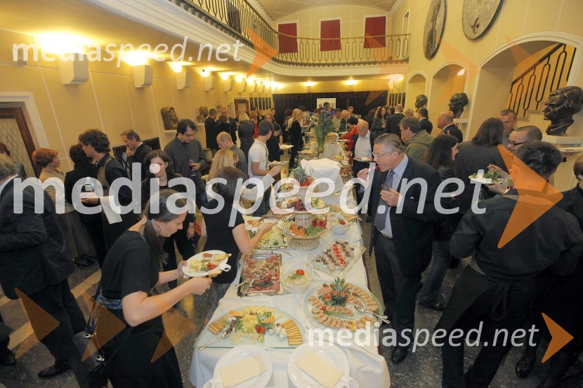 Pogostitev po predstaviPremiera drame Samorog v Slovenskem ljudskem gledališču Celje