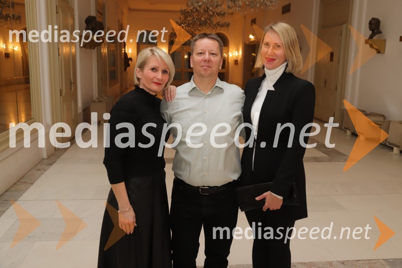  Anja  Žižek, marketing SNG Maribor;  Matjaž Partlič, SNG Maribor;  Mateja Kožuh, producentka in joga učiteljica MS7Premiera Puccinijeve opere Lastovka v Operi in Baletu Slovenskega narodnega gledališča Maribor