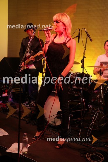 Lara Šiljevinac, pevka skupine LeeloojamaisRožmarin, koncert skupine Leeloojamais