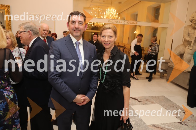 dr. Aleš Musar, lastnik Ruske dače;  Nataša Matjašec Rošker, igralkaPremiera Puccinijeve opere Lastovka v Operi in Baletu Slovenskega narodnega gledališča Maribor