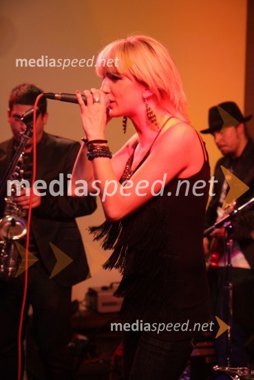 Lara Šiljevinac, pevka skupine LeeloojamaisRožmarin, koncert skupine Leeloojamais