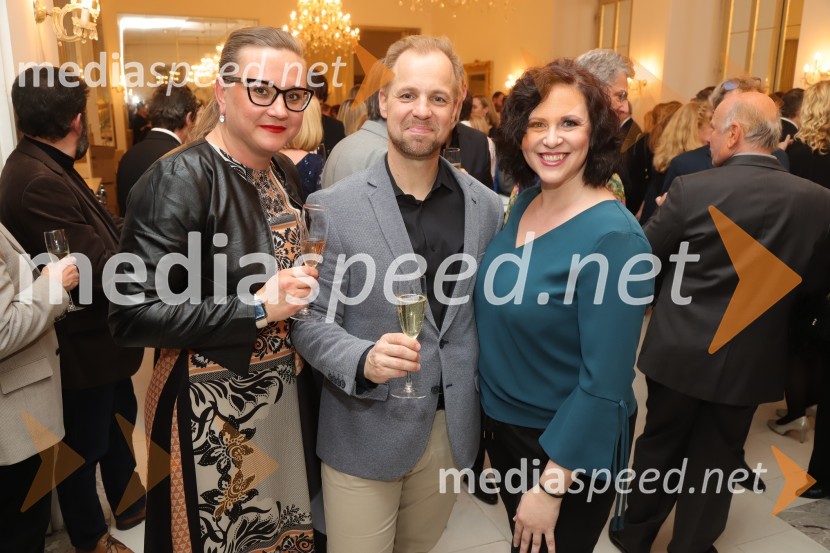  ... ;  Martin Sušnik, operni solist;  Mojca Potrč, pevkaPremiera Puccinijeve opere Lastovka v Operi in Baletu Slovenskega narodnega gledališča Maribor