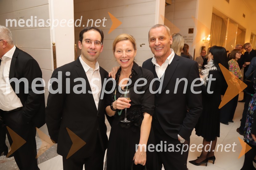  Simon Krečič, umetniški direktor Opere SNG Maribor;  Nataša Matjašec Rošker, igralka;  Danilo Rošker, direktor SNG MariborPremiera Puccinijeve opere Lastovka v Operi in Baletu Slovenskega narodnega gledališča Maribor