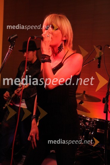 Lara Šiljevinac, pevka skupine LeeloojamaisRožmarin, koncert skupine Leeloojamais