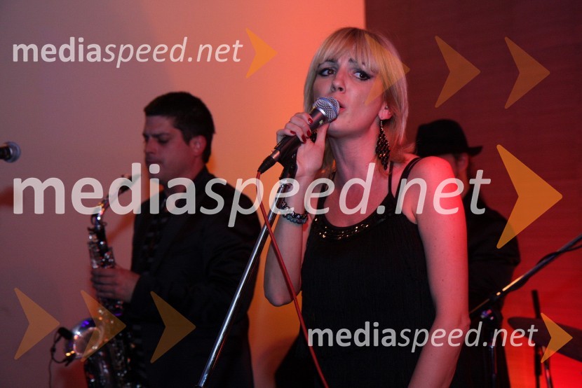 Lara Šiljevinac, pevka skupine LeeloojamaisRožmarin, koncert skupine Leeloojamais