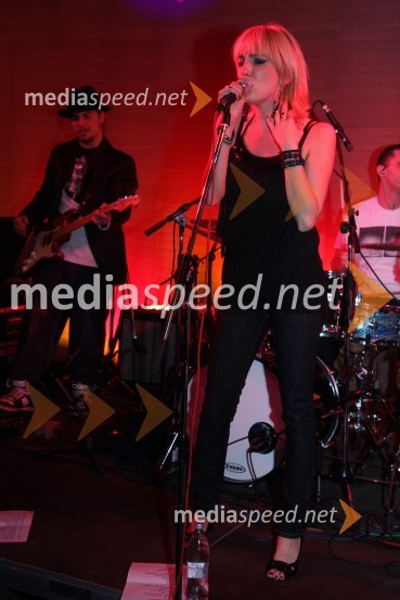 Lara Šiljevinac, pevka skupine LeeloojamaisRožmarin, koncert skupine Leeloojamais