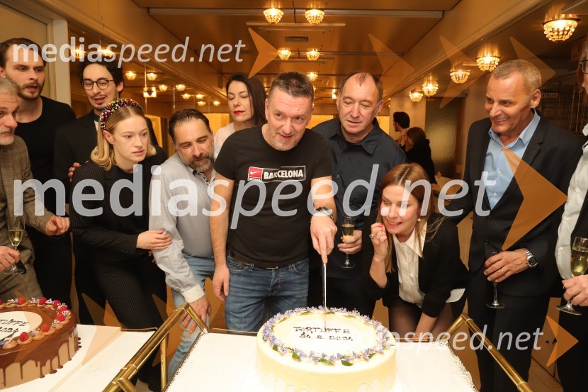  Blaž Dolenc, igralec;  Žan Koprivnik, igralec;  Julija Klavžar, igralka;  Gorazd Žilavec, igralec;  Minca Lorenci, igralka;  Diego de Brea, režiser;  Blagoj Micevski, kostumograf;  Ana Urbanc, igralka;  Danilo Rošker, direktor SNG MariborTartuffe, premiera v SNG Maribor