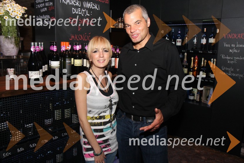 Saša Arsenovič, direktor podjetja S.Oliver SLO in Lara Šiljevinac, pevka skupine LeeloojamaisRožmarin, koncert skupine Leeloojamais