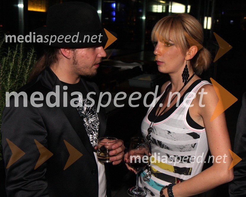 J., kitarist skupine Leeloojamais in Lara Šiljevinac, pevka skupine LeeloojamaisRožmarin, koncert skupine Leeloojamais