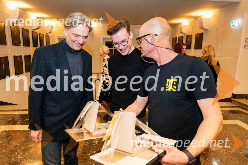  Rastko Krošl, igralec;  Žan Brelih Hatunić, igralec;  Miha Golob, upravnik in umetniški vodja, SLG CeljeZaključek in nagrajenci 32. Dnevov komedije: grenka komedija Paradiž velika zmagovalka festivala