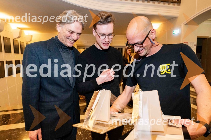  Rastko Krošl, igralec;  Žan Brelih Hatunić, igralec;  Miha Golob, upravnik in umetniški vodja, SLG CeljeZaključek in nagrajenci 32. Dnevov komedije: grenka komedija Paradiž velika zmagovalka festivala