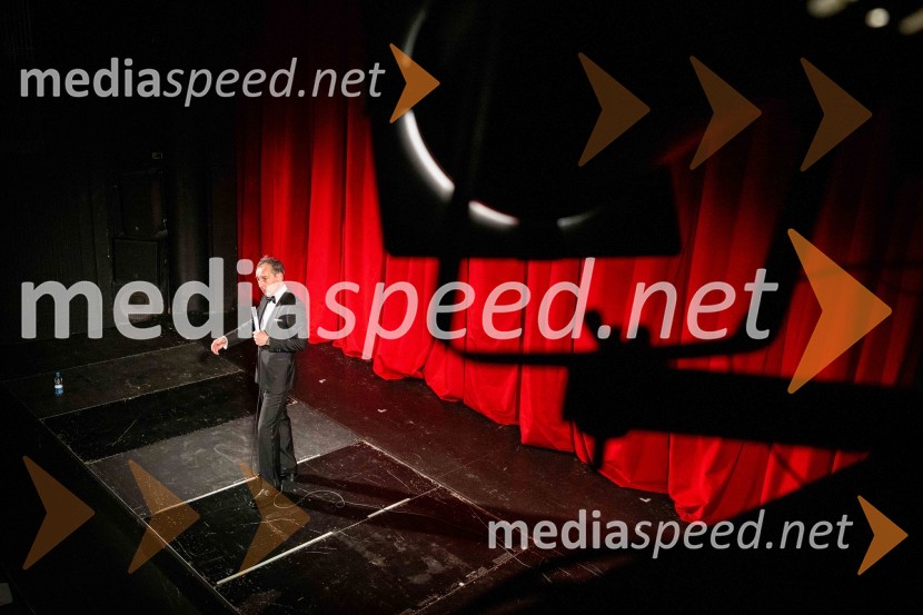  Tadej Toš, stand up komikZaključek in nagrajenci 32. Dnevov komedije: grenka komedija Paradiž velika zmagovalka festivala