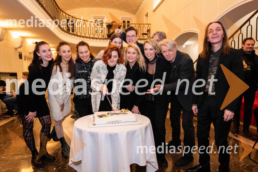  Maša Grošelj, igralka;  Lučka Počkaj, igralka;  Tanja Potočnik, igralka;  Nina  Ramšak Marković, režiserka;  Lucija Harum, igralka, pevka;  Tatjana Doma, dramaturginja SLG Celje;  Žan Brelih Hatunić, igralec;  Manca  Ogorevc, igralka;  Branko Završan, igralec;  David Čeh, igralecZaključek in nagrajenci 32. Dnevov komedije: grenka komedija Paradiž velika zmagovalka festivala