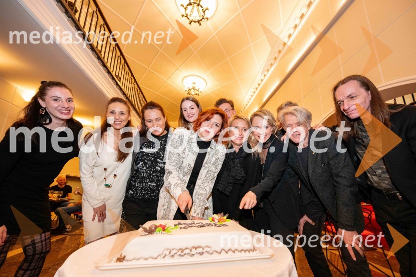  Maša Grošelj, igralka;  Lučka Počkaj, igralka;  Tanja Potočnik, igralka;  Lucija Harum, igralka, pevka;  Nina  Ramšak Marković, režiserka;  Tatjana Doma, dramaturginja SLG Celje;  Manca  Ogorevc, igralka;  Branko Završan, igralec;  David Čeh, igralecZaključek in nagrajenci 32. Dnevov komedije: grenka komedija Paradiž velika zmagovalka festivala