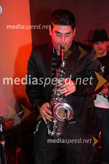 Lovro Ravbar, saksofonist skupine LeeloojamaisRožmarin, koncert skupine Leeloojamais