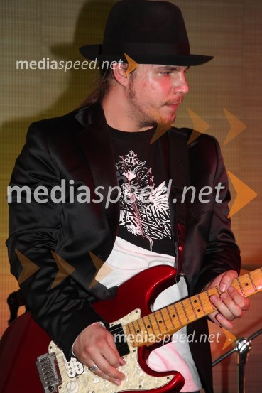 J., kitarist skupine LeeloojamaisRožmarin, koncert skupine Leeloojamais