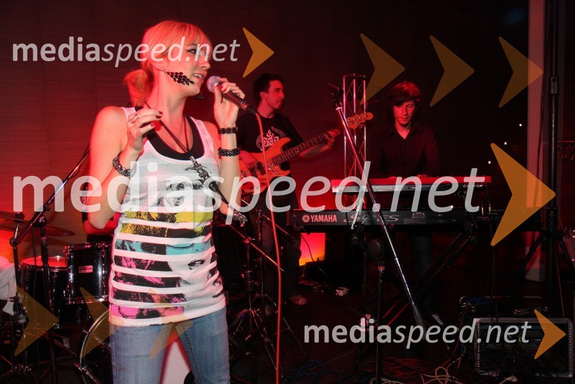 Lara Šiljevinac, pevka skupine LeeloojamaisRožmarin, koncert skupine Leeloojamais