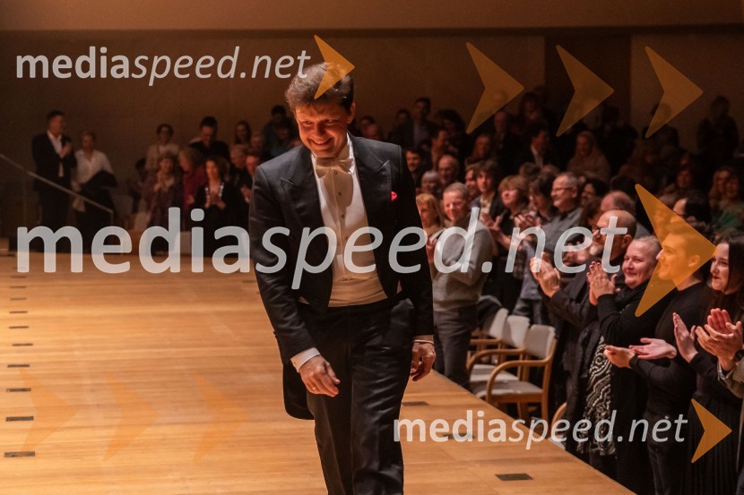  Julian Rachlin, violinist, violist in dirigentAngleški komorni orkester, koncert v Cankarjevem domu