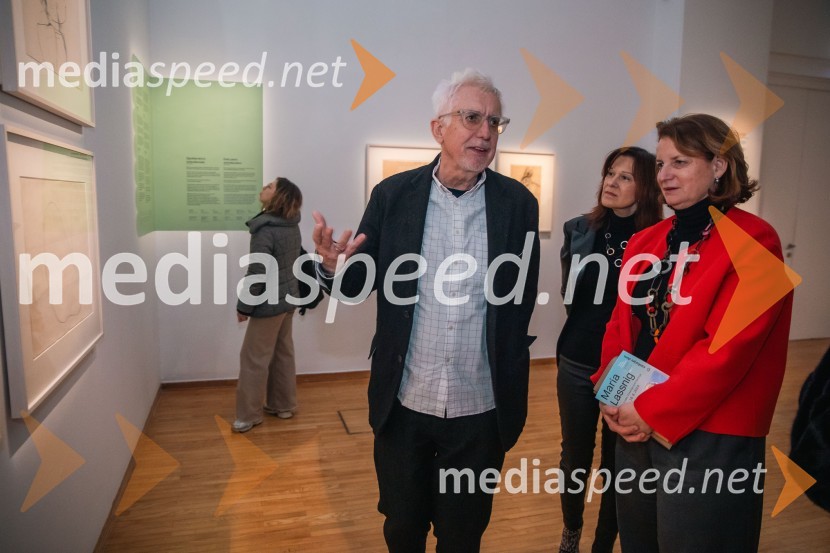  Peter Pakesch, avstrijski kustos razstave, direktor muzeja in direktor fundacije fundacije Maria Lassnig; mag. Elisabeth Ellison-Kramer, avstrijska veleposlanica v SlovenijiOdprtje razstave Marie Lassnig v Cankarjevem domu